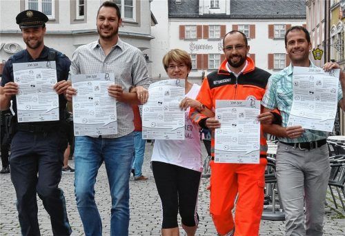 Gemeinsam für die Jugend: Polizeihauptmeister Michael Rottmüller (von links), Präventionskraft für den Landkreis Christian Bauer, Susanne Haidacher und Sebastian Kleiber vom Bayerischen Roten Kreuz sowie Donat Steindlmüller vom Rosenheimer Ordnungsamt arbeiten gemeinsam an dem Projekt „Sicher bleim in Rosenheim“. Nicht im Bild: Gudrun Gallin, Leiterin der Beratungsstelle des Frauen- und Mädchennotrufs. Fotos Schlecker