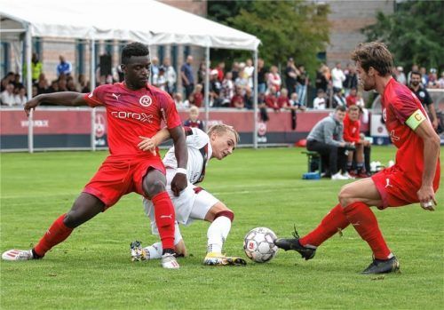 Gemeinsam verteidigt: Die Sechziger Alexis Fambo (links) und Christoph Wallner ringen Nürnbergs Philipp Harlaß nieder.