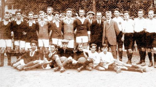 Gemeinsames Turnier: Fußballspieler aus Rosenheimer und Münchner Turnvereinen spielen gegeneinander auf der Loretowiese in Rosenheim. Die Aufnahme entstand am 13. Mai 1920.Foto  stadtarchiv
