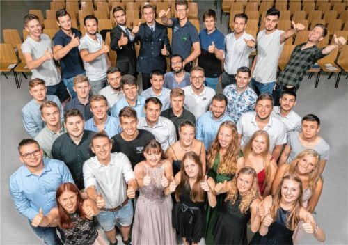 Geschafft: 45 junge Fachkräfte freuen sich über ihre erfolgreich abgeschlossene Ausbildung am Chemiepark Gendorf.Foto re