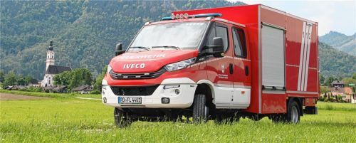 Glanzvoll präsentiert sich das neue Tragkraftspritzenfahrzeug – Logistik (TSF-L), das seit Kurzem der Feuerwehr Flintsbach zur Verfügung steht. Foto Steffenhagen