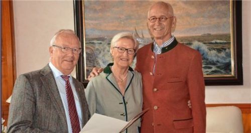 Goldene Hochzeit: Inge und Georg Reindl sind seit 50 Jahren verheiratet. Anton Heindl, Zweiter Bürgermeister der Stadt Rosenheim, gratuliert.Foto Bulin
