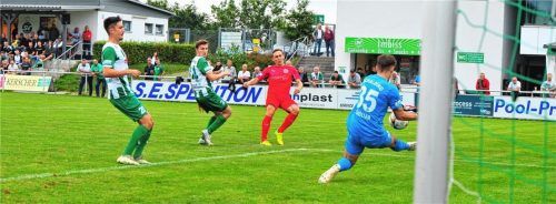 Gute Chance in der Anfangsphase für den TSV 1860 Rosenheim durch Michael Neumeier, der aber an Schaldings Keeper Markus Schöller scheiterte. Foto  Kaiser