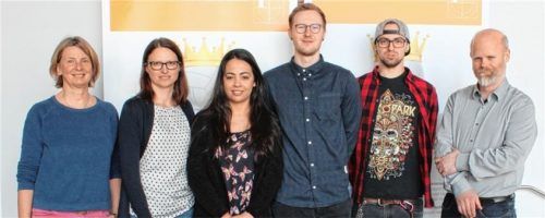 Haben das Projekt auf die Beine gestellt (von links): Susanne Lein von Frühe Kindheit Rosenheim (Koki), Judith Santer vom Kinderschutzbund sowie die Studenten Kenza Yamlahi Alami, Michael Kinzhofer und Luitpold Stotzem mit Professor Dr. Gerd Beneken. Foto re