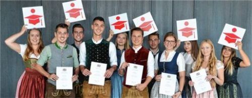 Haben ihren Abschluss geschafft – und fünf davon auch ihre Urkunde als Staatspreisträger in der Hand (von links): Victoria Posner, Christian Orthofer, Adrian Straßburger, Lutz Remmelberger, Julia Kreuzer, Maximilian Bäuerle, Fabian Feige, Maria Plank, Nadine Zell, Carmen Wittman und Michelle Kohls. Foto Sparkasse