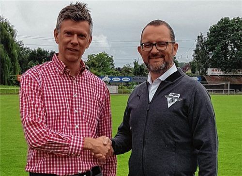 Handschlag für eine gemeinsame Zukunft: Sechziger-Abteilungsleiter Franz Höhensteiger mit Sportbund-Abteilungsleiter Thomas Leppert.