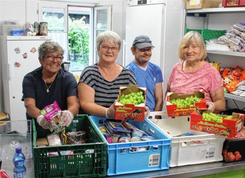 Helfen tatkräftig mit (von links): Gaby Doucha, Roswitha Stamp, Errol Schneider und Annerose Anzinger-Pritze. Foto Weinzierl