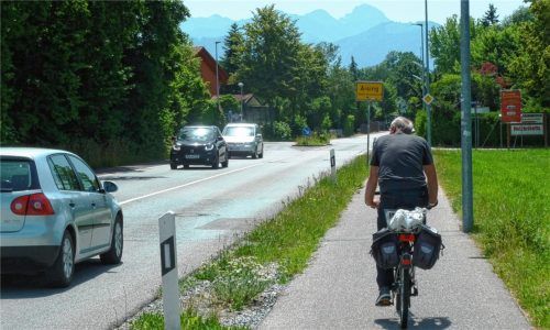 Hier, im Abschnitt „Freie Strecke“ zwischen den Ortseingängen von Aising und Heilig Blut gibt es am ehesten die Chance, etwas für den Radverkehr entlang der Aisinger Straße zu verbessern.Foto Aerzbäck