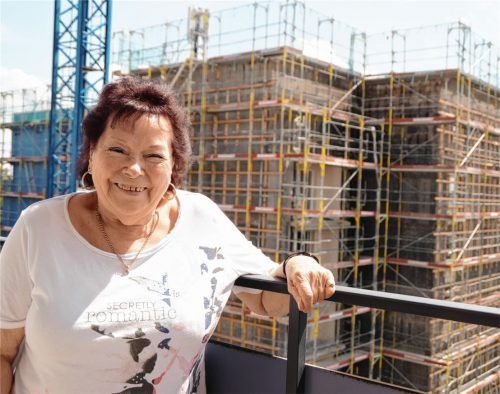 Als sie vor eineinhalb Jahren in die Wohnung einzog, war Anke Wehner recht zufrieden. Seit eine Absauganlage am Dach installiert wurde, quält sie ein Geräusch.Foto  Grundner