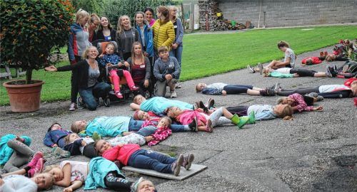 Hinlegen für ein Foto: Die Teilnehmerinnen des Workshops in Gallenbach versuchen, das Wort „Ballett“ zu bilden. Fotos  Von Ahn