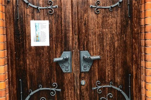 Hinweis an der Kirchentür:  Die evangelische Kirche bittet um Rückgabe der Osterkerze. Ein Dieb hat sie aus dem Altarraum gestohlen, zusammen mit zwei weißen Altarkerzen.Fotos heise