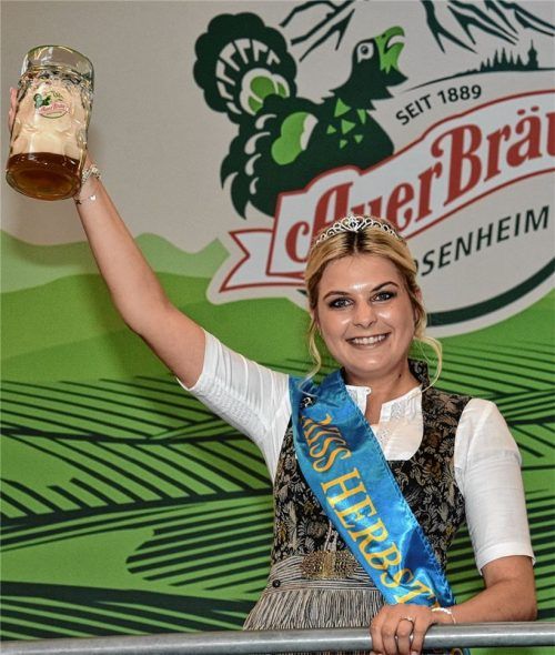 Hoch den Masskrug: Sabrina Zehrer (22) will ihre Zeit als Miss Herbstfest genießen. Mit der Krone und ihrer blauen Schärpe sticht sie sofort ins Auge. Foto Schlecker