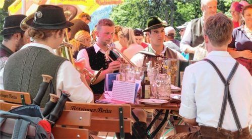 Im Biergarten spielten junge Musikanten anlässlich des 125-jährigen Bestehens des Brünnsteinhauses schneidig auf.