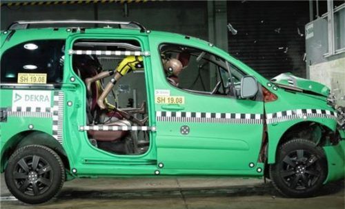 Im Dekra-Crashtest mit Kindersitzen fliegt ein ungesicherter Dummy unkontrolliert durch die Luft. Fotos Auto-Medienportal.Net/Dekra