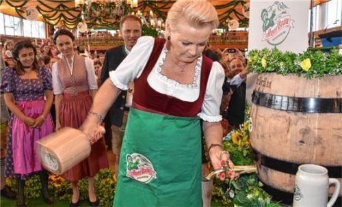 Im Vorjahr zapfte Gabriele Bauer in der Inntalhalle das erste Fass Auerbräu-Bier an. Heuer greift sie im Flötzinger-Zelt zum Schlegel.Foto Archiv Schlecker