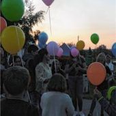 Luftballons begleiten Pfarrvikar