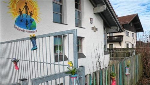 In der „Kinderwelt Sonnenschein“ gibt es Ärger, weil sich einige Rowdys und Schmutzfinken im öffentlich zugänglichen Kindergarten-Spielplatz daneben benehmen.Foto  Fill