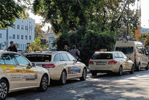In Reih und Glied: Redliche Taxifahrer warten am Rosenheimer Bahnhof auf den nächsten Fahrgast.Foto Re