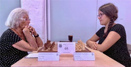 Ines Ludwig (94) und Selina Racky (13) (rechts) sind sich, so unterschiedlich sie sein mögen, einig, wenn’s um Mode geht und zufällig im Partnerlook erschienen. Hier konzentrieren sie sich bereits vor der Eröffnung ihrer Partie.Fotos  Karrasch