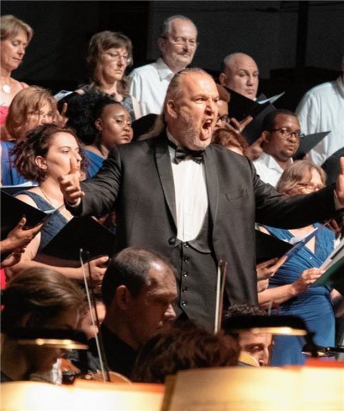 Inmitten der Chorsänger: Tuncay Kurtoglu. Foto Richter