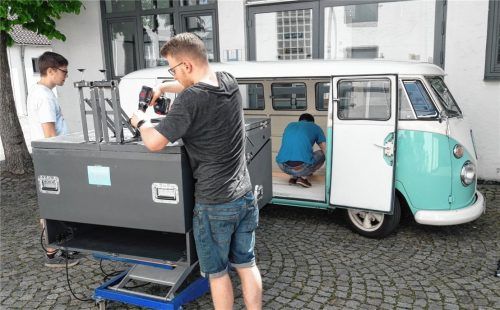 Innenausbau-Studierende verbauen die ausklappbare Bühne in den Bulli. Foto re