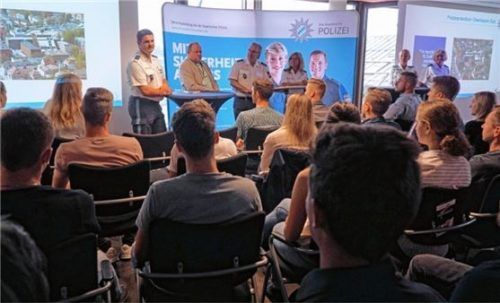 Interessiert hörten die Berufsanfänger in Rosenheim den Referenten zu.Foto Polizei