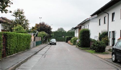 Jetzt steht kein Dauerparker mehr an der Wachtelstraße: Der seit Dezember verwaiste BMW wurde von der Stadt abgeschleppt. Fotos Riediger/Weinzierl