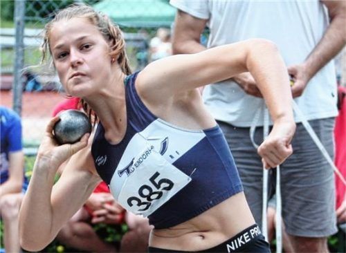 Johanna Mußner vom TSV Bad Endorf siegte dreimal in Burgkirchen im Kugelstoßen, über 100 Meter und im Weitsprung der Jugend W14.Foto Stuffer