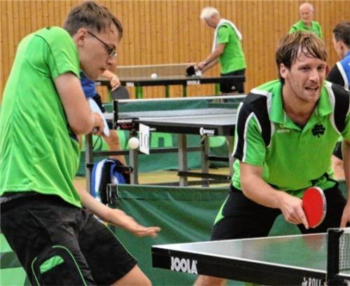 Jonas Kramer und Sebastian Graf – hier im Doppel – waren maßgeblich daran beteiligt, dass der TuS Bad Aibling auf Bezirksligaebene den dritten Platz errang. Foto Erlich