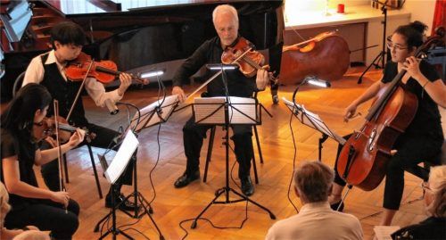 Jürgen Weber, Dozent für Viola, spielte zusammen mit drei Schülern des Kammermusikkurses. Von links: Momo Shibata und Shintaro Sano sowie Jaana Kretzschmar (rechts). Foto Benekam