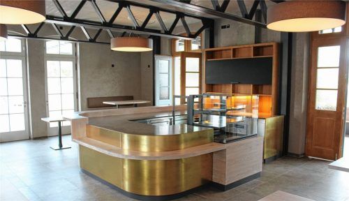 Kaffee oder Tee? So sieht das Tagescafé im neu gestalteten Kolbermoorer Bahnhof aus. Rund 40 Sitzplätze wird es geben, im Außenbereich können etwa 15 bis 20 Bürger Platz nehmen. Fotos weinzierl