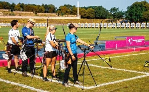 Katharina Bauer (2. von rechts) mit souveräner Leistung in der Qualifikationsrunde auf dem Berliner Maifeld. Foto  Frerichs