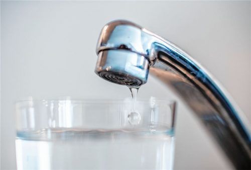 Keime im Trinkwasser: Bei einer routinemäßigen Trinkwasseruntersuchung in Söchtenau wurden coliforme Keime festgestellt. Foto dpa