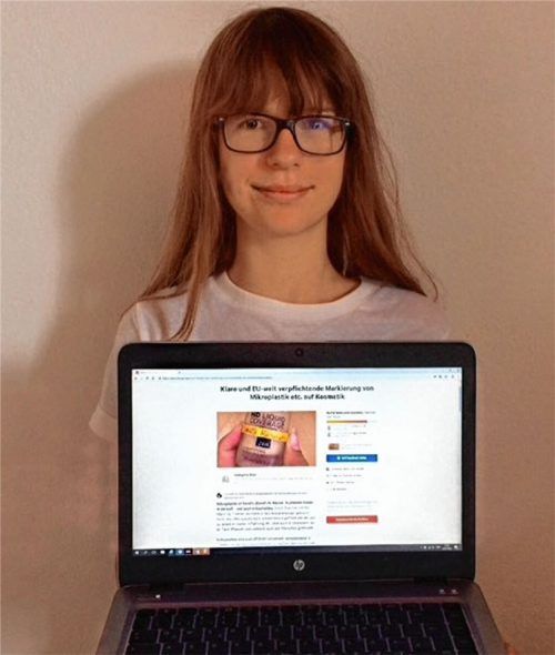 Klare Forderungen: Schülerin Lisa Knoff mit ihrer Online-Petition für eine Kennzeichnung von Mikroplastik.Foto re