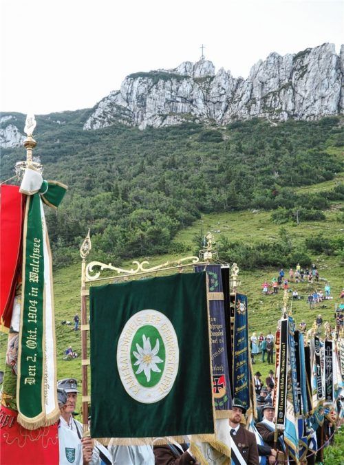 Knapp 100 Fahnenabordnungen aus dem Chiemgau versammelten sich unter dem imposanten Gipfelkreuz.Fotos rehberg