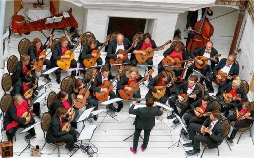 Knappe Sache: Das Vivaldi-Orchester Karlsfeld mit seiner Leiterin Monika Fuchs-Warmhold füllte die kleine Bühne vollends aus. Foto Pillatzki