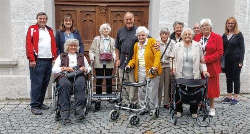 Kolbermoorer Altenheimbewohner unterwegs in Weihenlinden: Sie besuchten Pater Klemens (Mitte), der sich sehr über die Gäste freute. Foto re