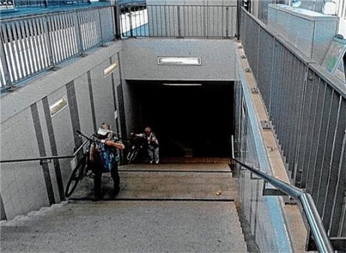 Kraftsport der anderen Art: Weil der Fahrstuhl am Rosenheimer Bahnhof nicht funktioniert, müssen Radfahrer ihre Drahtesel die Treppe hochtragen. Fotos re