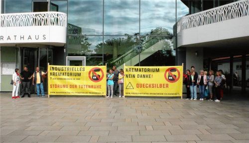 Krematoriums-Gegner standen am Mittwochabend im Vorfeld der Stadtratssitzung mit Plakaten auf den Rathausplatz. Foto Riediger