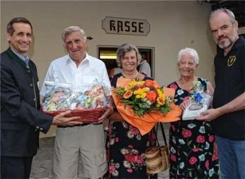 Kurdirektor Peter Helfmeyer dankte Alois und Marianne Höld (von links) im Namen des Marktes. Markus Mädler (rechts), Vorsitzender der Theatergesellschaft, freute sich über die treuen Theatergäste. Zweite von rechts: Gastgeberin Hildegard Steindl.Foto Ammelburger