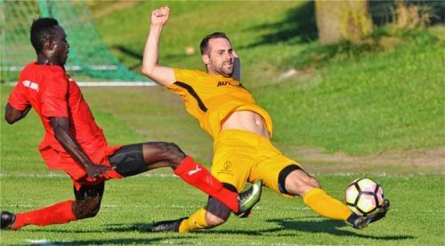 Letzter Einsatz von Ostermünchens Neuzugang Matthias Huber (rechts) und dem Kolbermoorer Salifu Sanyang.Foto Neumeier