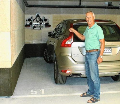Links neben dem Auto des Ehepaars stand das abgeschlossene Elektro-Rad von Günter Czizegg. Fotos Riediger/re