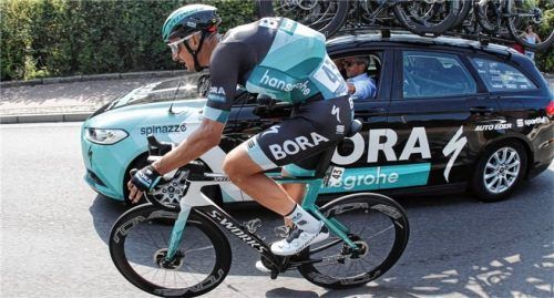 Marcus Burghardt, hier beim Getränke holen am Teamfahrzeug, geht nach elf Jahren wieder bei der Deutschland-Tour an den Start.