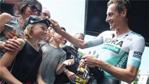 Marcus Burghardt, Profi beim Worldteam Bora-hansgrohe nimmt sich viel Zeit für große – und ganz besonders auch für kleine Fans. Foto  VeloImages