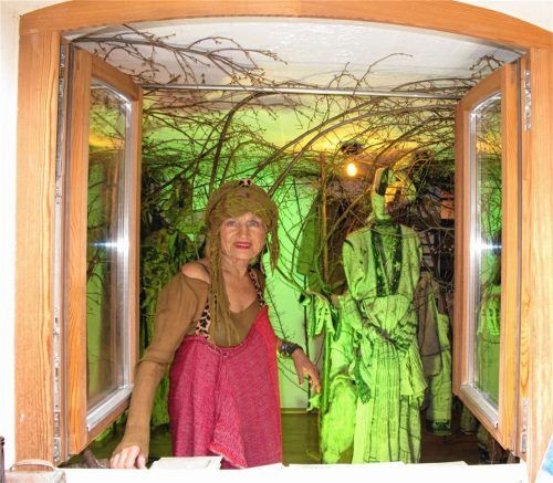 Maria Schiefer in einem ihrer Ausstellungsräume. Im Hintergrund eines der von ihr gestalteten Gewänder. Foto Heuser