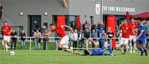 Matthias Haas und die Wasserburger Löwen sind weiter nicht zu stoppen. Foto  John Cater