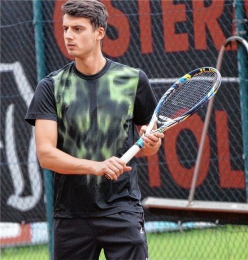Meister Florian Köbinger setzte sich im Finale des Herreneinzels gegen den aufstrebenden Joungster Johannes Reindl durch. Foto  Schillmaier