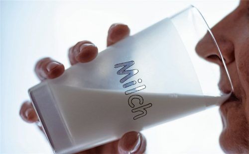 Milch: Streng genommen kein Getränk, sondern ein Lebensmittel. Erstmals überstieg nun in Deutschland die Menge gentechnikfreier Milch die Menge konventionell erzeugter Milch. Das beeinflusst auch den Milchpreis. Foto dpa