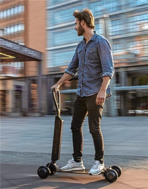 Mit dem Audi e-tron Scooter trendy unterwegs.Foto Audi