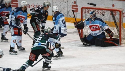Mit einem Heimspiel gegen Weiden starten Rosenheims Eishockeyspieler in die neue Saison. Hier eine Szene aus dem Vorjahr, als Michael Fröhlich für die Starbulls traf.Foto Ruprecht